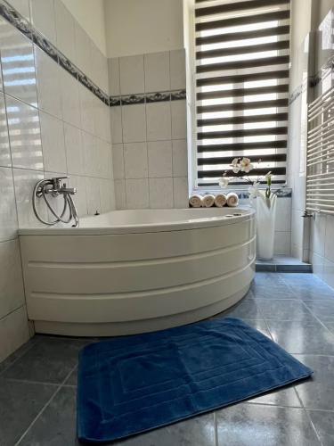 d0d2b628-19e4-4aba-856d-7da372e692d8