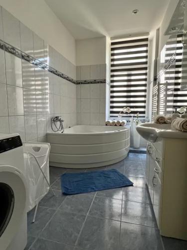 f308bb0a-d630-4a11-89cb-2deb0735c3b0